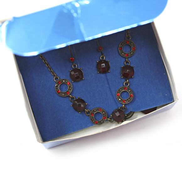 Vintage Avon Glamourous Y Gift Set in Red with Necklace and Earrings - Hey Viv - Picture 2 of 5